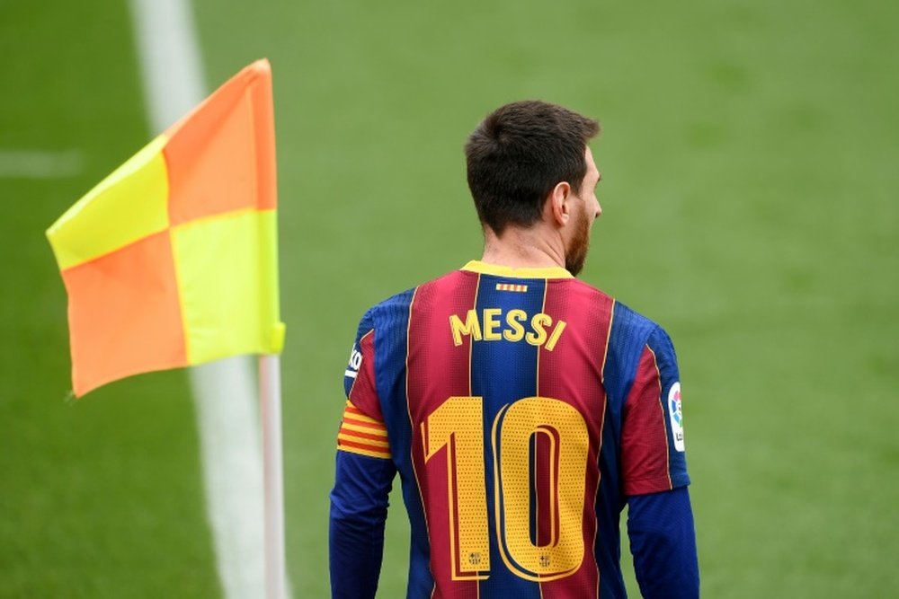 Messi le pide a su padre que no negocie con el Barça aún. AFP