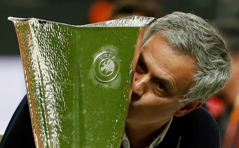 José Mourinho embrasse le trophée après la victoire de son équipe face à l'Ajax Amsterdam. AFP