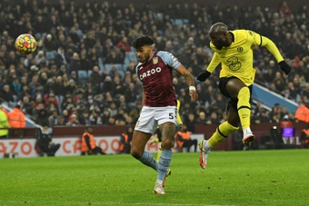 Romelu Lukaku face à Aston Villa. AFP