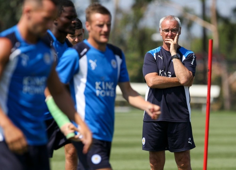 L'entraîneur de Leicester Claudio Ranieri mène l'entraînement de ses joueurs à Carson, en Californie le 29 juillet 2016