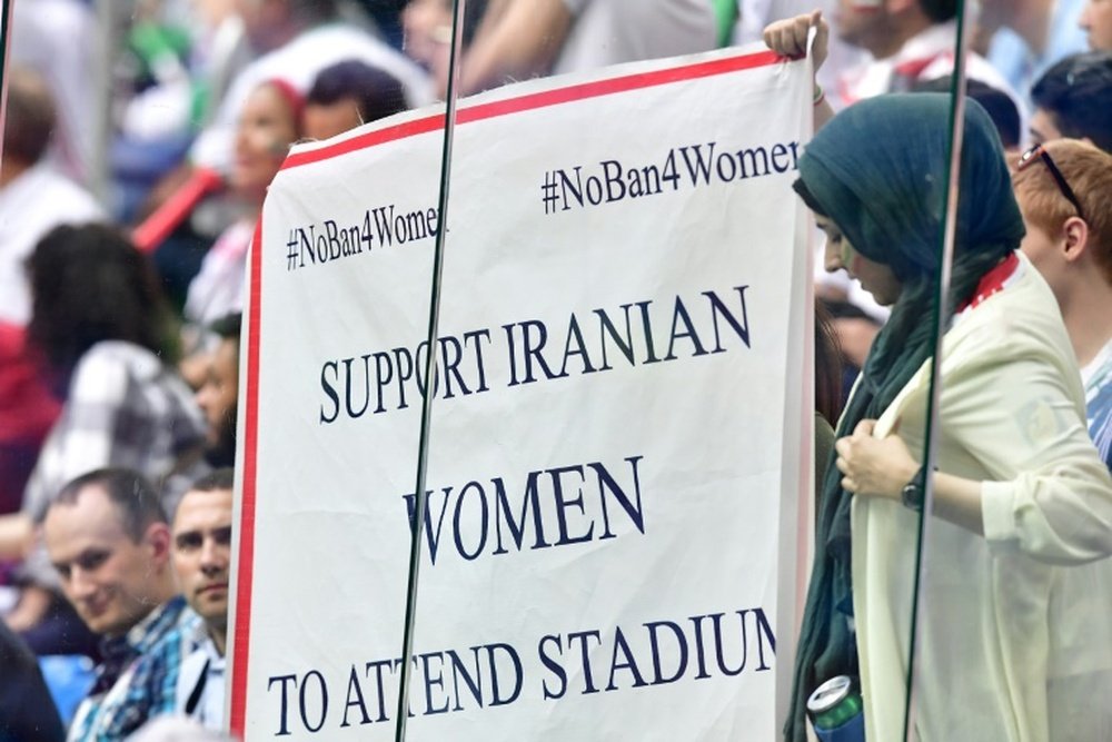 La polémica por la discriminación hacia la mujer en Irán ha llegado a la FIFA. AFP/Archivo