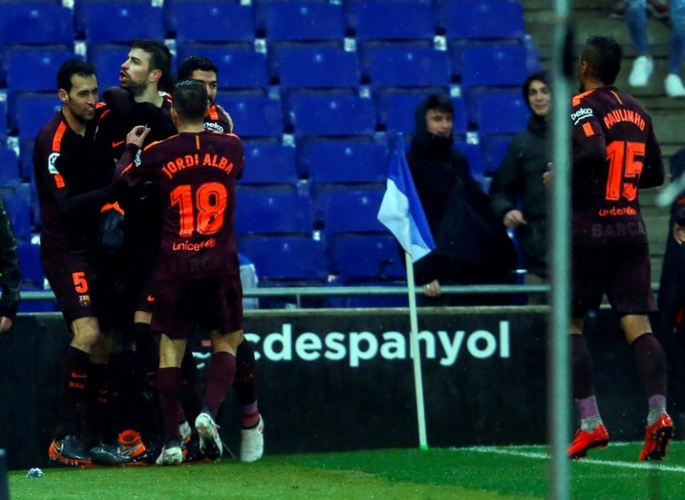 Gerard Pique (2e à g) félicité par ses coéquipiers lors du match de Liga face à l'Espanyol. AFP