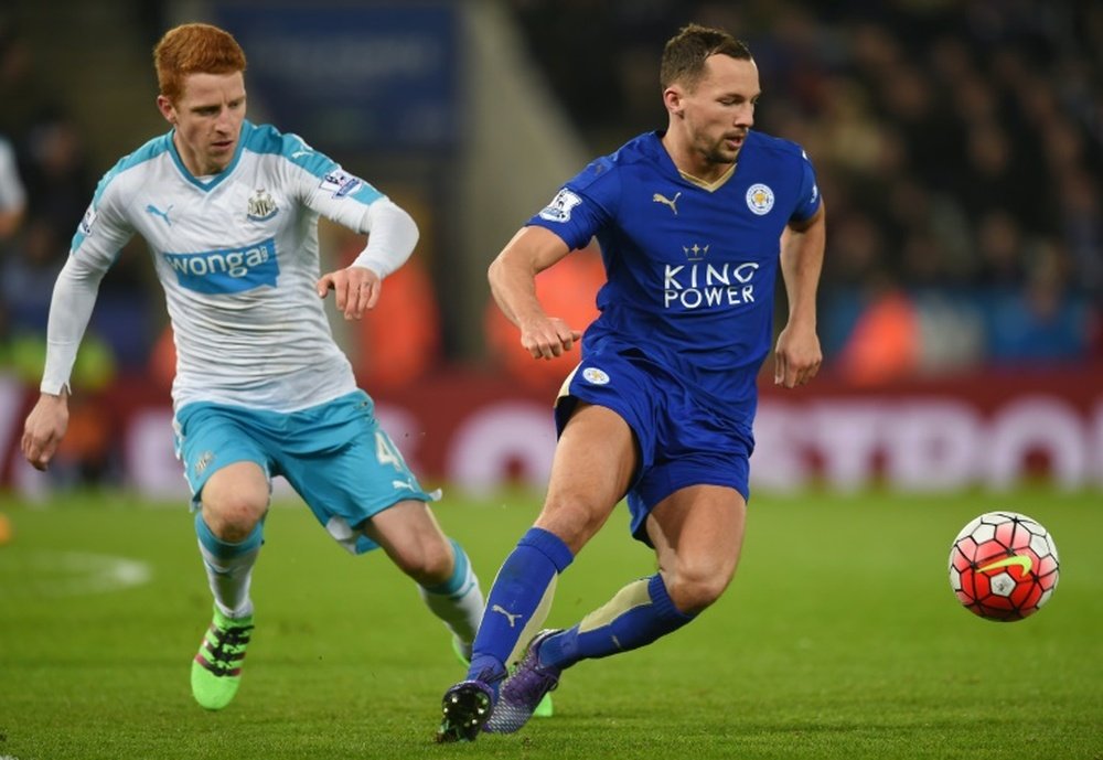 Le milieu de Leicester City Danny Drinkwater à la lutte avec celui de Newcastle Jack Colback. AFP