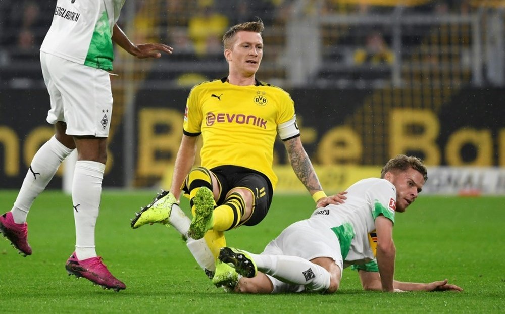 Reus e o árbitro se lesionaram no Borussia - Wolfsburg. AFP