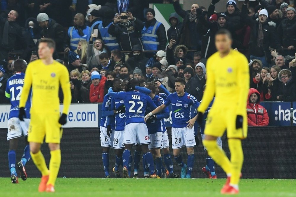 Les Strasbourgeois fêtent le but de Stéphane Bahoken contre le PSG. AFP