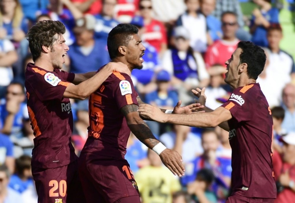 Le milieu du Barça Paulinho est congratulé par ses équipiers après son but face à Getafe. AFP