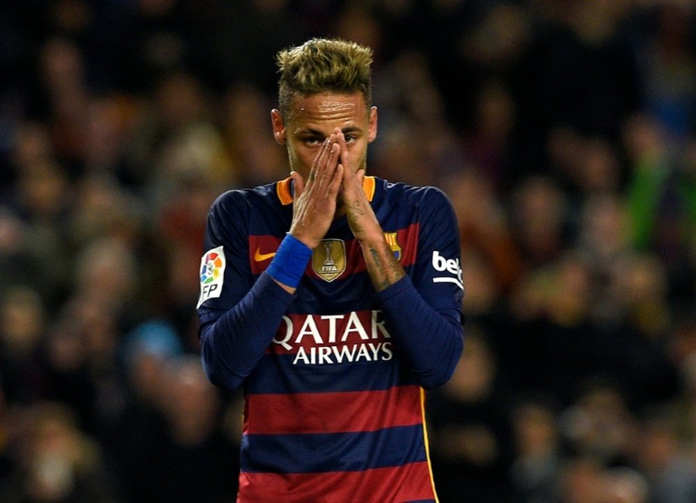 L'attaquant brésilien du Barcelone, Neymar, se tient le visage après avoir manqué un pénalty. AFP
