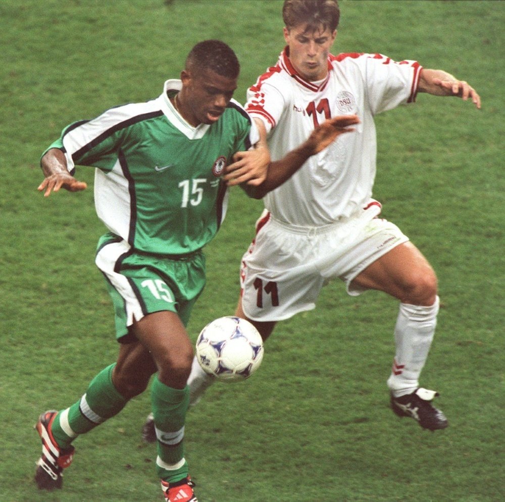 Sunday Oliseh à la lutte avec Brian Laudrup lors du Mondial 1998 au Stade de France. AFP