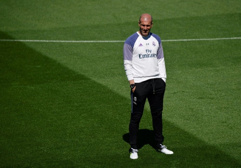 Le technicien du Real Madrid Zinédine Zidane dirige une séance d'entraînement à Valdebebas. AFP