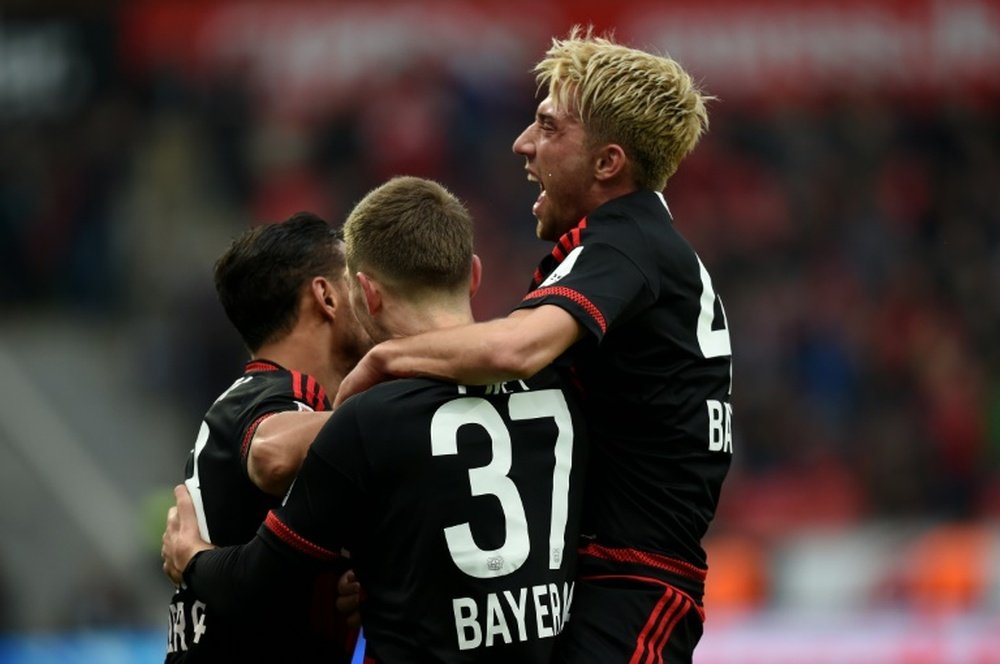 Des joueurs de Bayer célèbrent un but de Karim Bellarabi (G) face à Francort, le 16 avril à Leverkusen (ouest de lAllemagne)