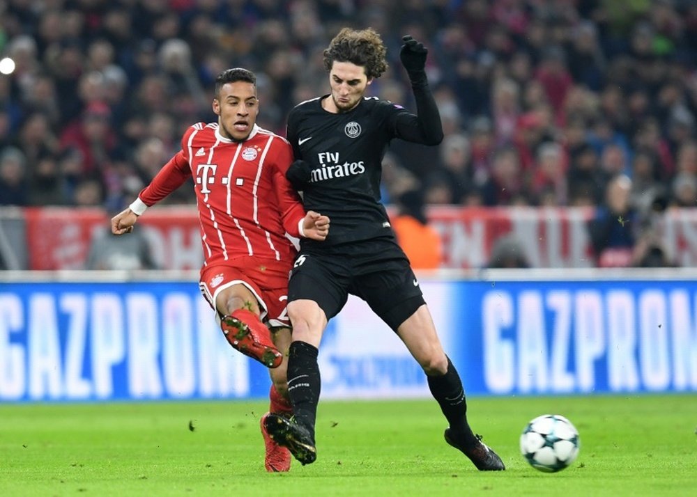 Tolisso, double buteur avec le Bayern Munich, à la lutte avec le Parisien Adrien Rabiot. AFP
