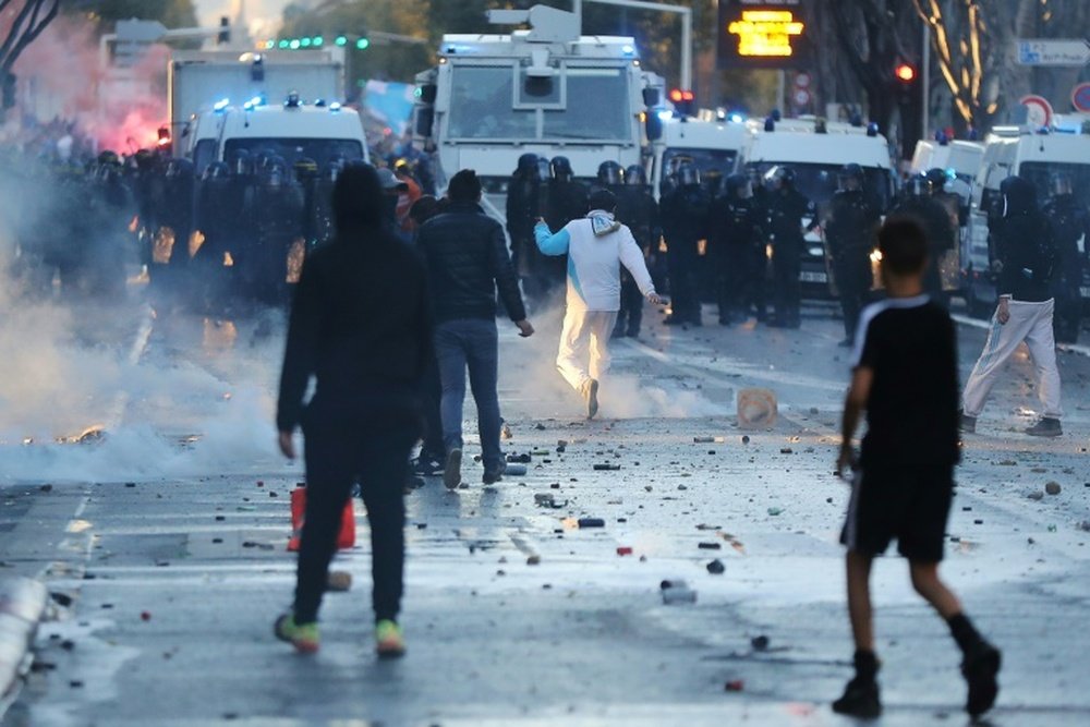 Des supporters de l'OM face aux forces de police avant le coup d'envoi du Clasico contre le PSG. AFP