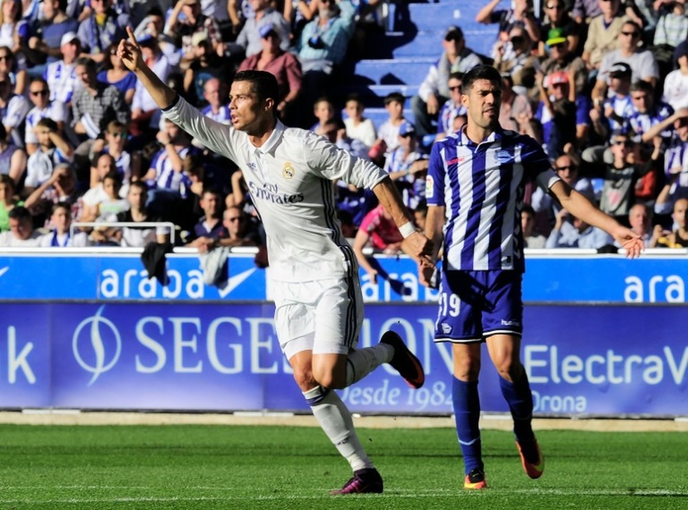 L'attaquant du Real Madrid Christiano Ronaldo (g), auteur d'un triplé face au Deportivo Alaves. AFP