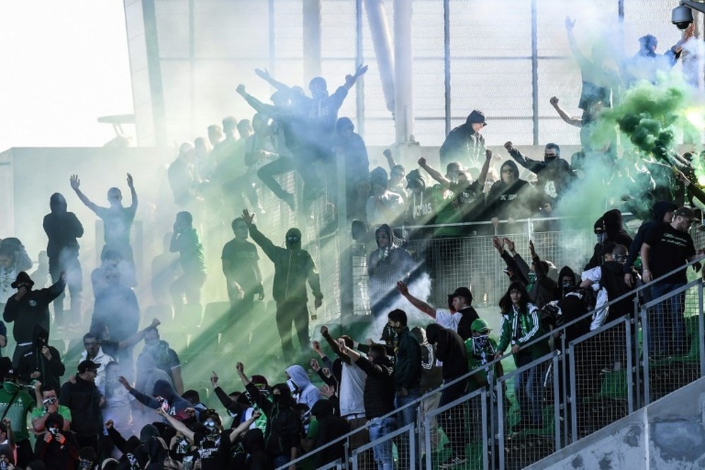 Des supporters de lAS Saint-Etienne envahissent le stade Geoffroy-Guichard