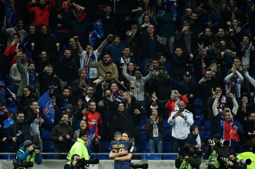 Les supporters du PSG en liesse après un but inscrit par Edinson Cavani contre Monaco