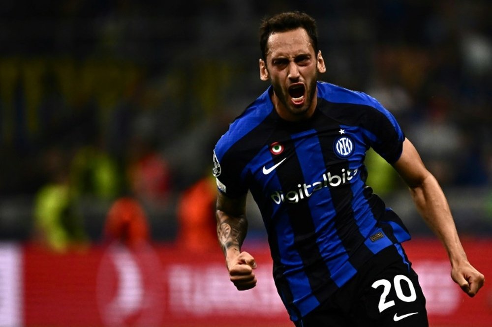 El Inter confirmó que ya trabaja en la renovación de Hakan Çalhanoglu. AFP