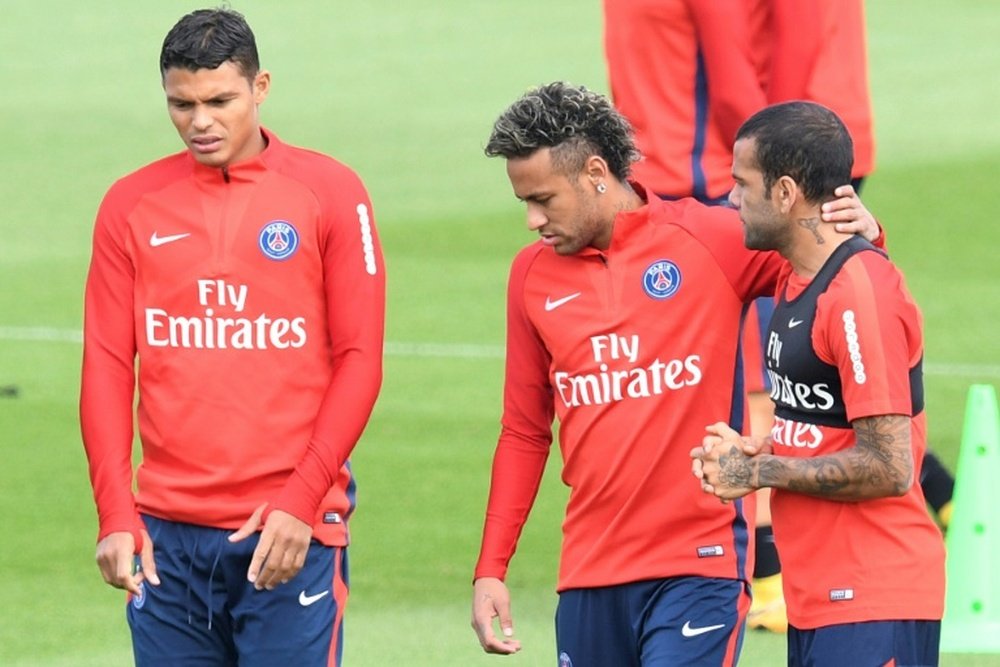 Neymar y Dani Alves vuelven a coincidir en el PSG. AFP