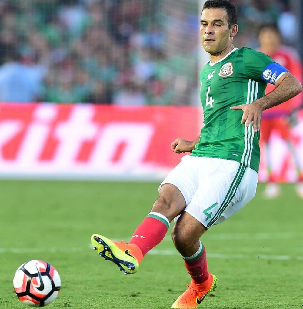Le capitaine du Mexique Rafael Marquez tire un coup franc contre la Jamaïque en Copa America. AFP