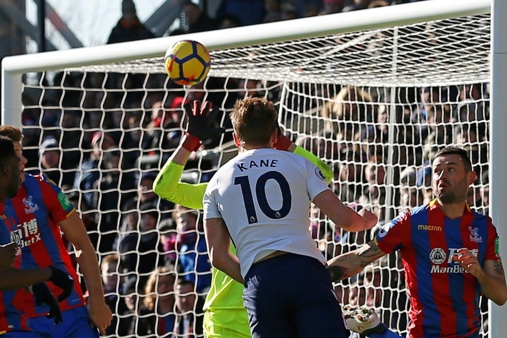 Harry Kane marque de la tête lors du match de Premier League face à Crystal Palace. AFP
