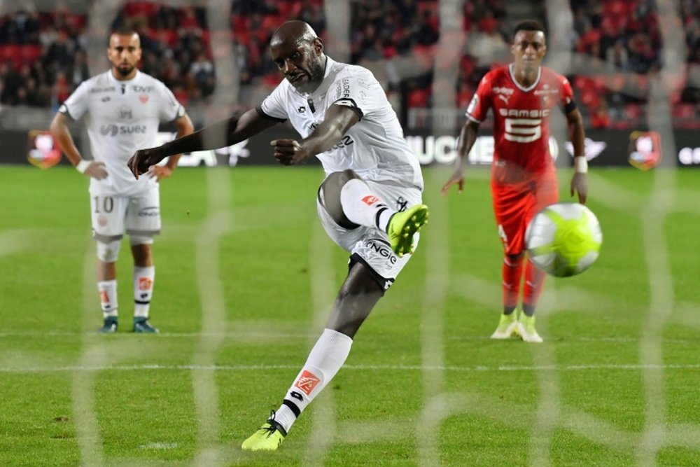 : Julio Tavares signe l'égalisation, sur penalty, pour Dijon face à Rennes en Ligue 1. AFP