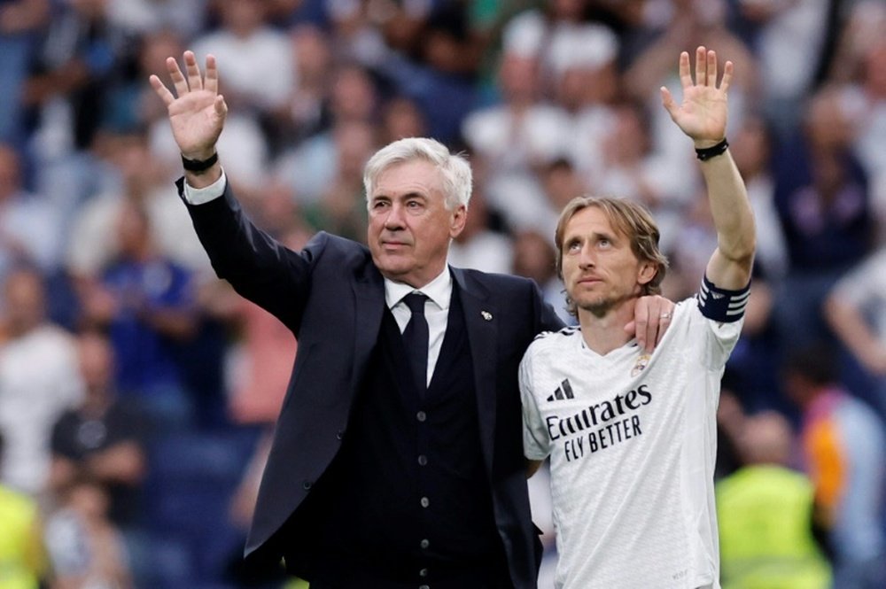 Carlo Ancelotti et Luka Modric, ovationnés par les supporters du Real Madrid. AFP