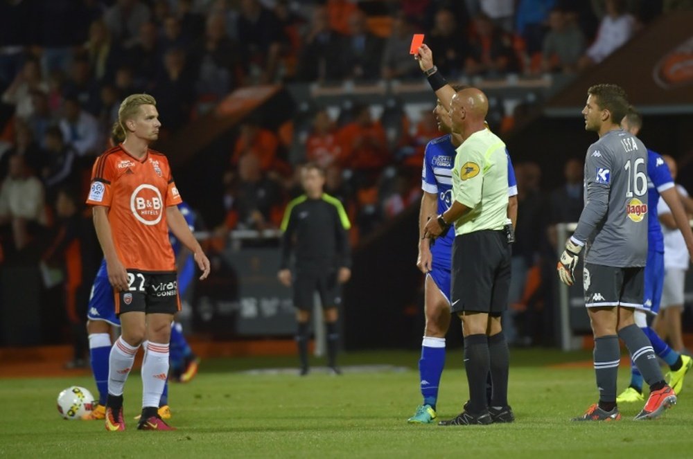L'attaquant de Lorient Benjamin Jeannot (g) reçoit un carton rouge lors du match face à Bastia. AFP