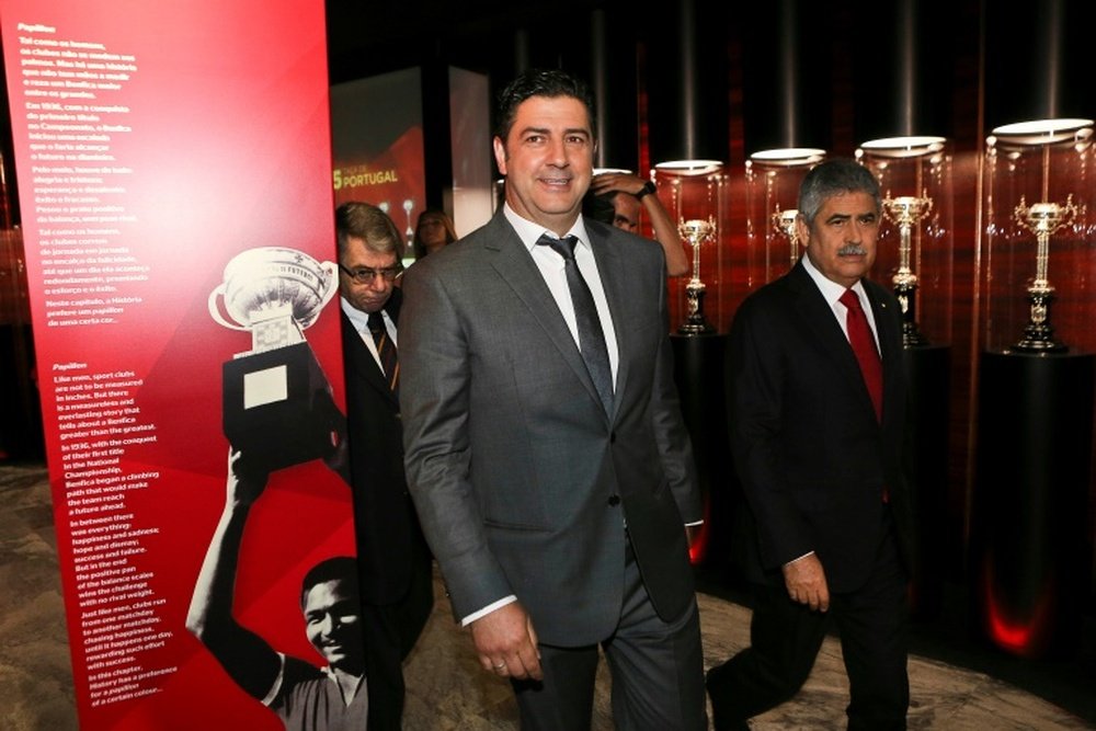 Acusan al presidente del Benfica de un supuesto trato de favor. AFP