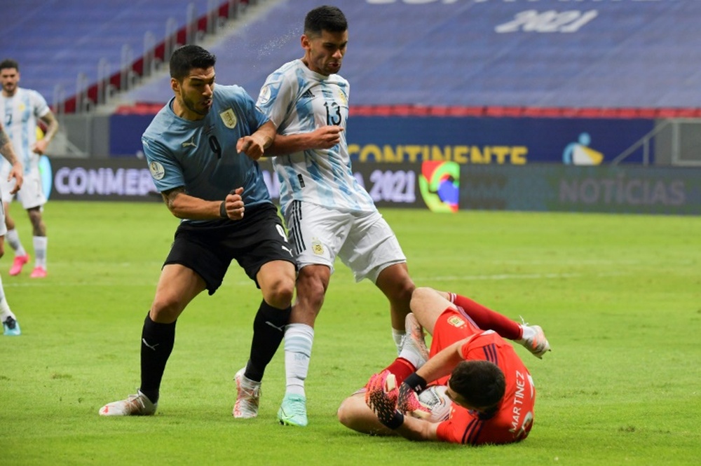 Le gardien Emiliano Martinez et son défenseur Cristian Romero. AFP