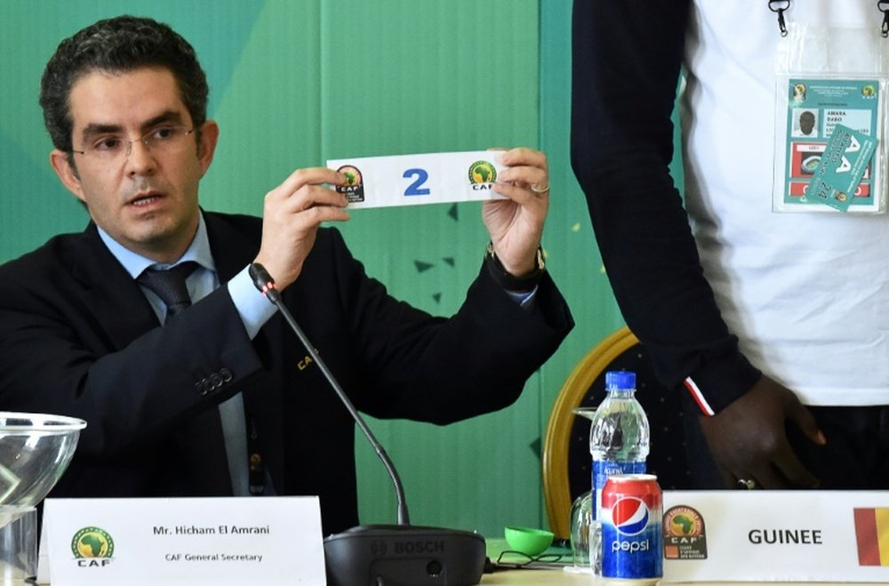 Le secrétaire général de la CAF Icham El Amrani lors du tirage au sort pour désigner entre le Maroc et la Guinée le quart de finaliste de la CAN-2015, le 29 janvier 2015 à Malabo