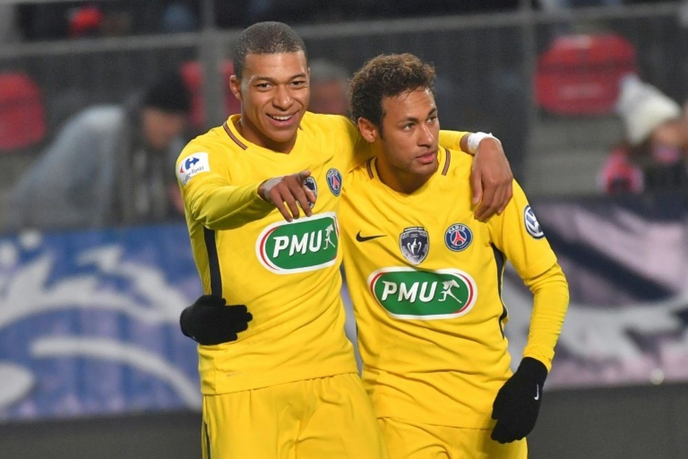 Mbappé com Neymar em grande consideração. AFP