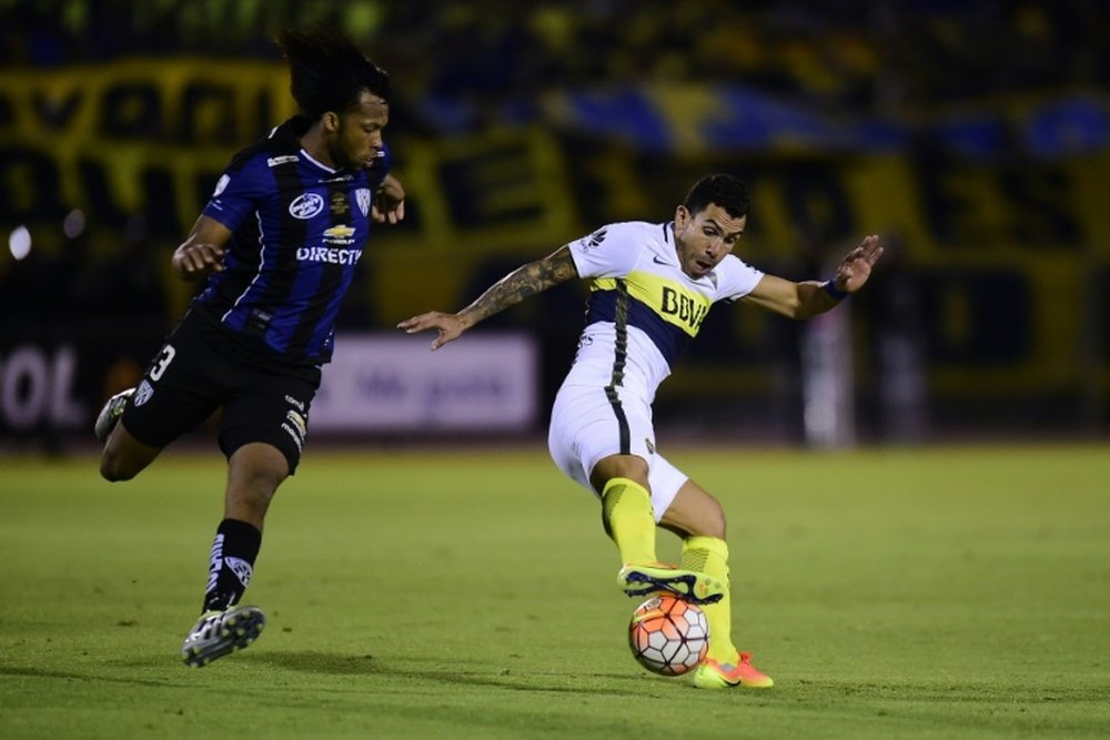 La star de Boca Juniors Carlos Tevez et Arturo Mina du club équatorien Independiente. AFP