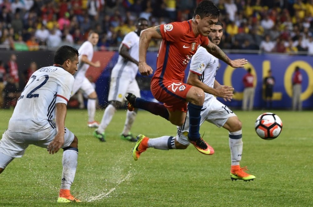 Aránguiz cree que no se debería jugar el partido frente a Perú. AFP