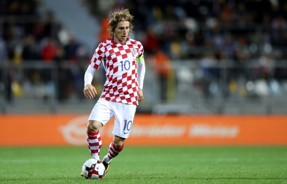 Luka Modric contrôle le ballon lors du match face à la Finlande en qualif pour le Mondial. AFP