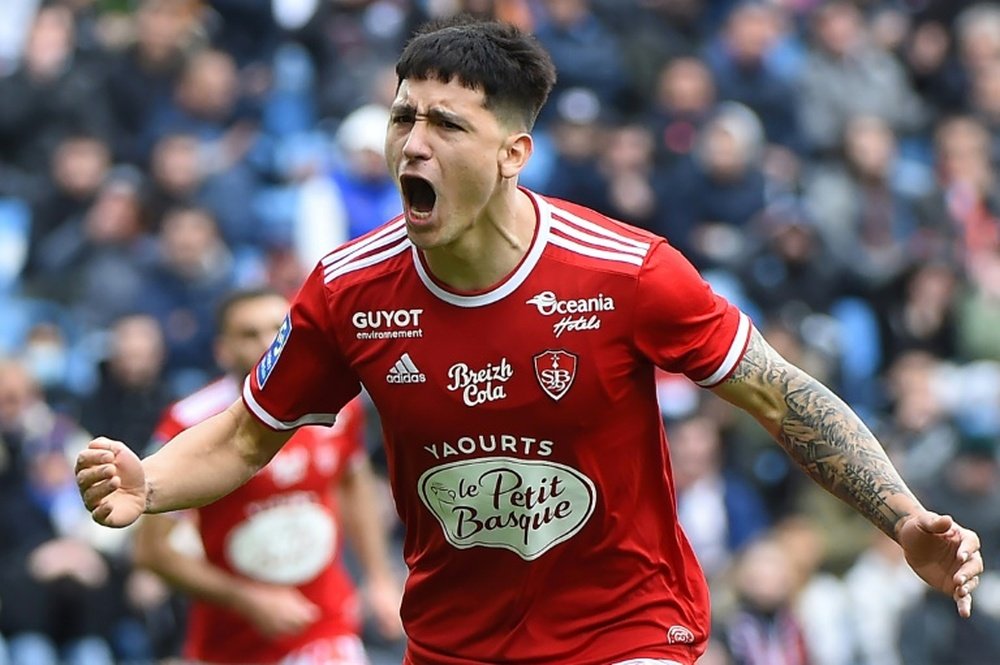 Martín Satriano celebra un gol con el Brest ante el Montpellier en la Ligue 1.-