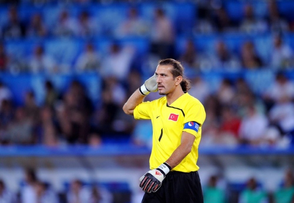 Rustu Reçber, goleiro turco, disse que coronavírus foi a maior batalha da sua vida. AFP