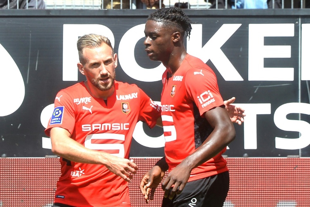 Kamaldeen Sulemana asistió a Gaetan Laborde en el primer gol del Rennes ante el PSG. AFP/Archivo