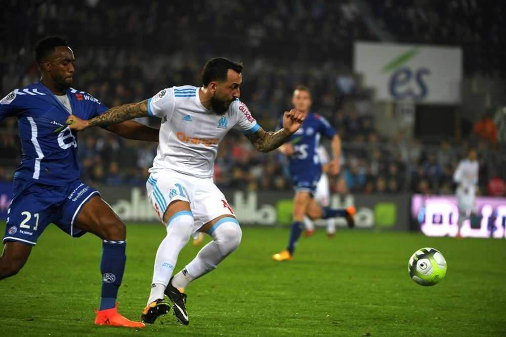 L'attaquant Kostas Mitroglou (c) arrache le nul pour Marseille face à Strasbourg. AFP