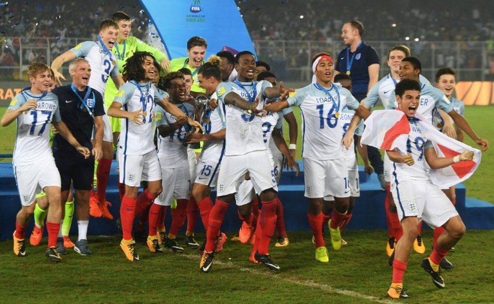 L'équipe dAngleterre exulte après avoir remporté pour la 1re fois la Coupe du monde des -17 ans. AFP