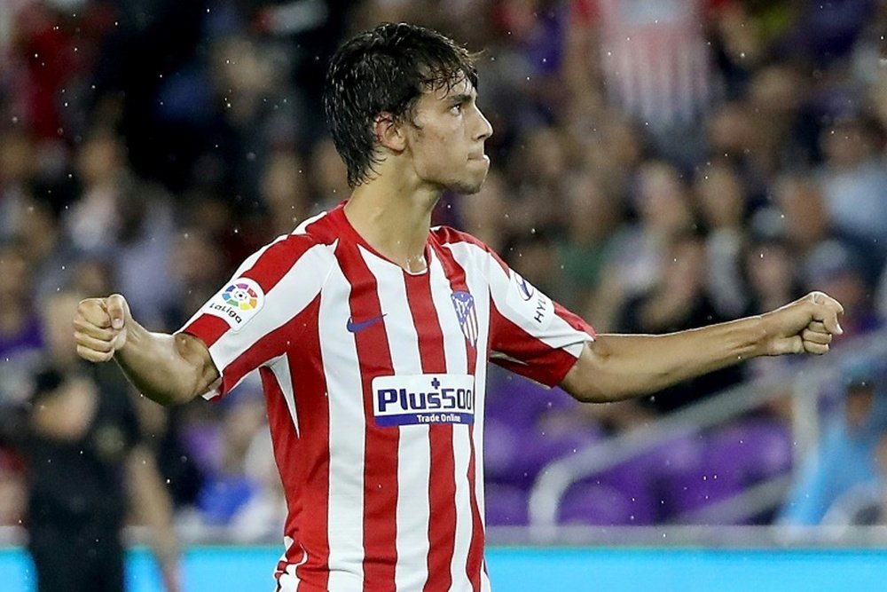 Joao Félix provocó un penalti en su estreno en Primera División. AFP