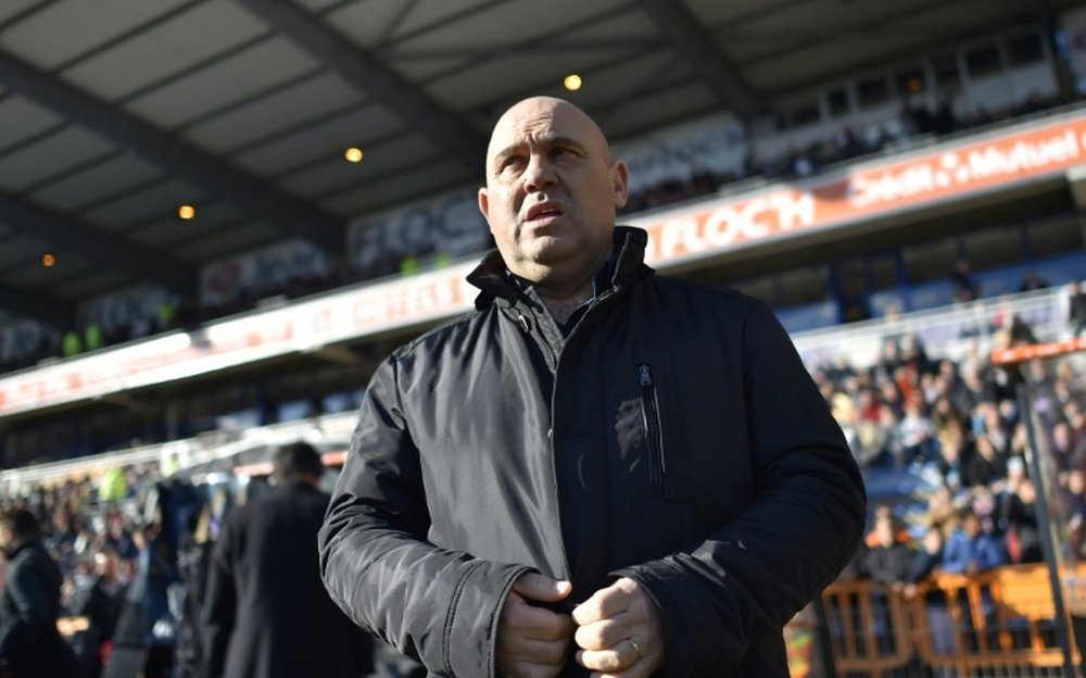 L'entraîneur de Lille Frédéric Antonetti attend le coup d'envoi face à Lorient au Moustoir. AFP