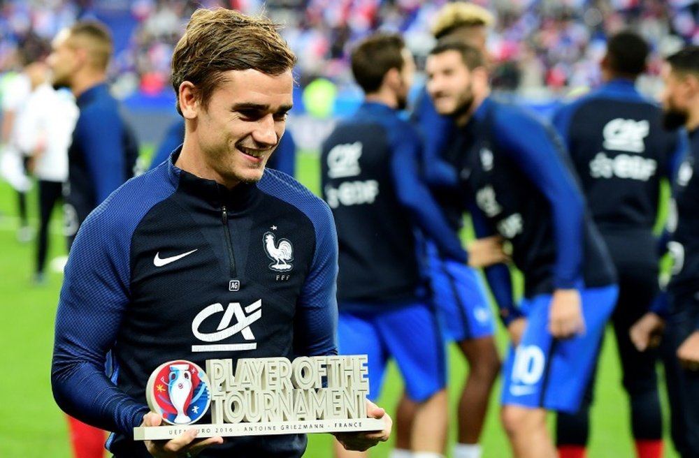 Lattaquant français Antoine Griezmann avec le trophée de meilleur joueur de lEuro-2016, reçu le 7 octobre 2016 avant un match contre la Bulgarie au Stade de France