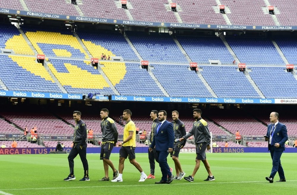 Les joueurs de Las Palmas sur la pelouse du Camp Nou où ils doivent affronter le FC Barcelone. AFP