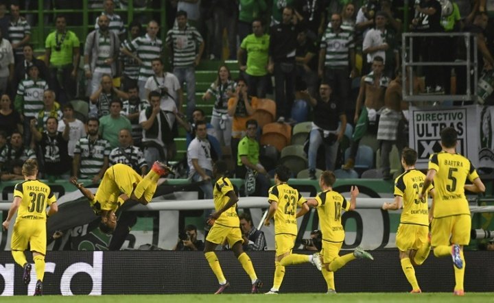 El Borussia Dortmund asalta Lisboa y pica medio billete a octavos