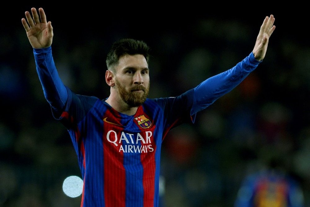 L'attaquant du Barça Lionel Messi, bras levés après avoir inscrit un but face à l'Espanyol au Camp Nou, le 18 décembre 2016