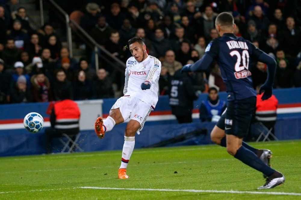 Corentin Tolisso chuta a puerta el que sería el gol de la igualada del Lyon ante el PSG. AFP