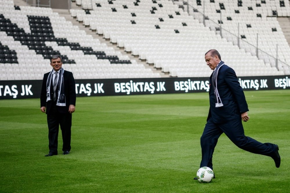 Le président turc Recep Tayyip Erdogan frappe dans un ballon. AFP