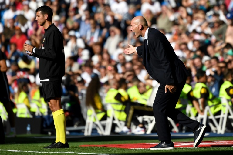 Zinedine Zidane da instrucciones desde la banda con el Real Madrid.