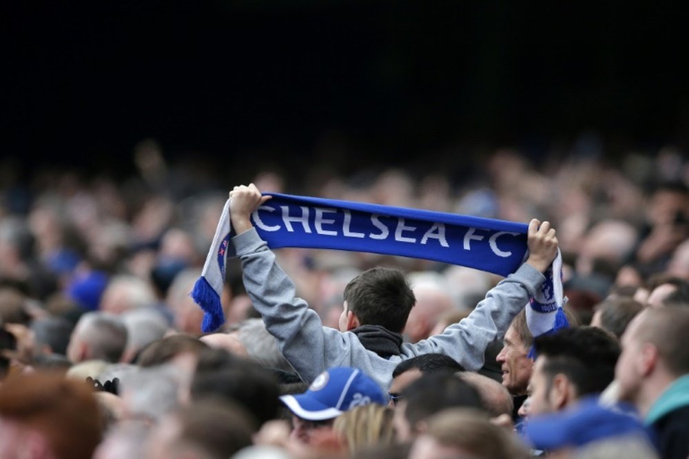 Ejemplar: el Chelsea expulsó a aficionados del United por cánticos racistas. AFP
