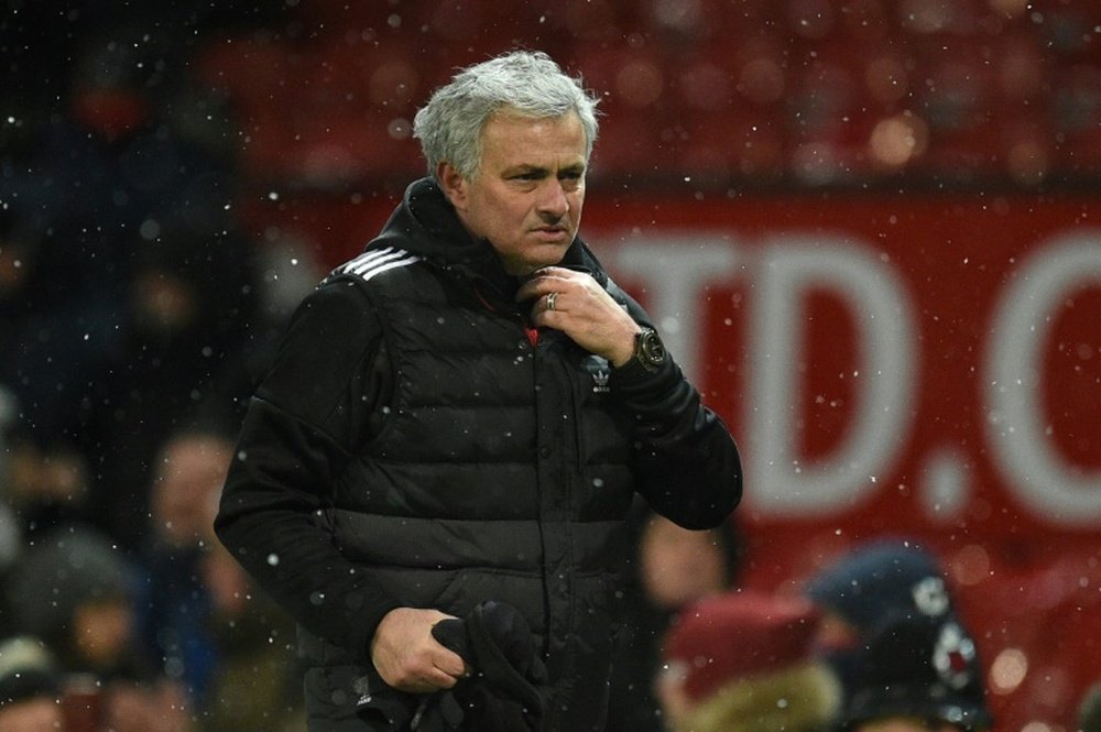 Mourinho podría tener las horas contadas en el Manchester United. AFP