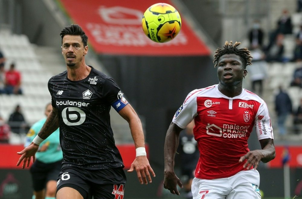 El Lille superó al Stade de Reims con un gol de Bamba. AFP